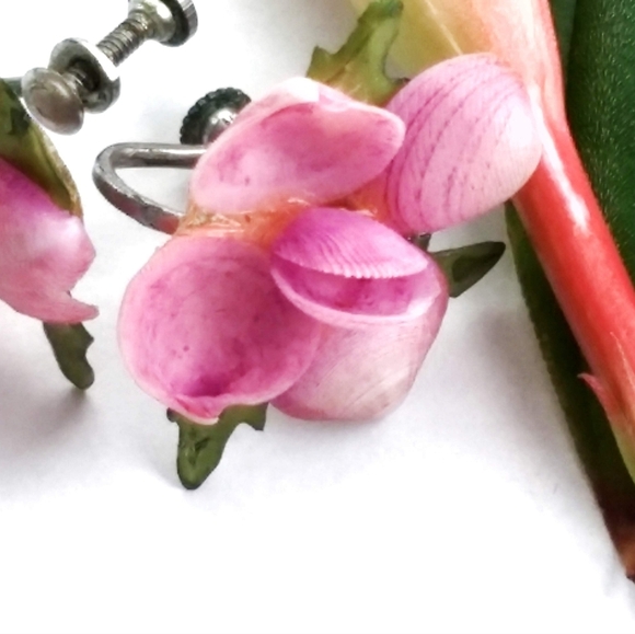 VINTAGE SHELL 1950 Delicate Natural Pink Rose Floral Screw-On Flower Earrings - Picture 3 of 6